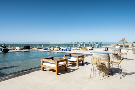 Una piscina techada, 2 piscinas al aire libre