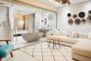 Prestige Suite with Sea View | Area soggiorno | TV