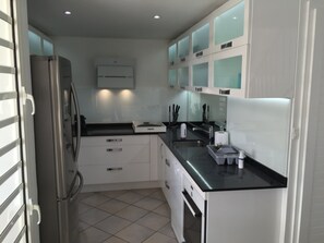 Kjøleskap, mikrobølgeovn, ovn og kokeplater