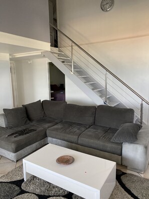 Smart-TV, DVD-spiller, bøker og stereoanlegg