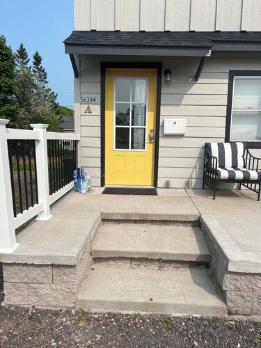 The Yellow Door Place! Convenient & Sleeps 6!