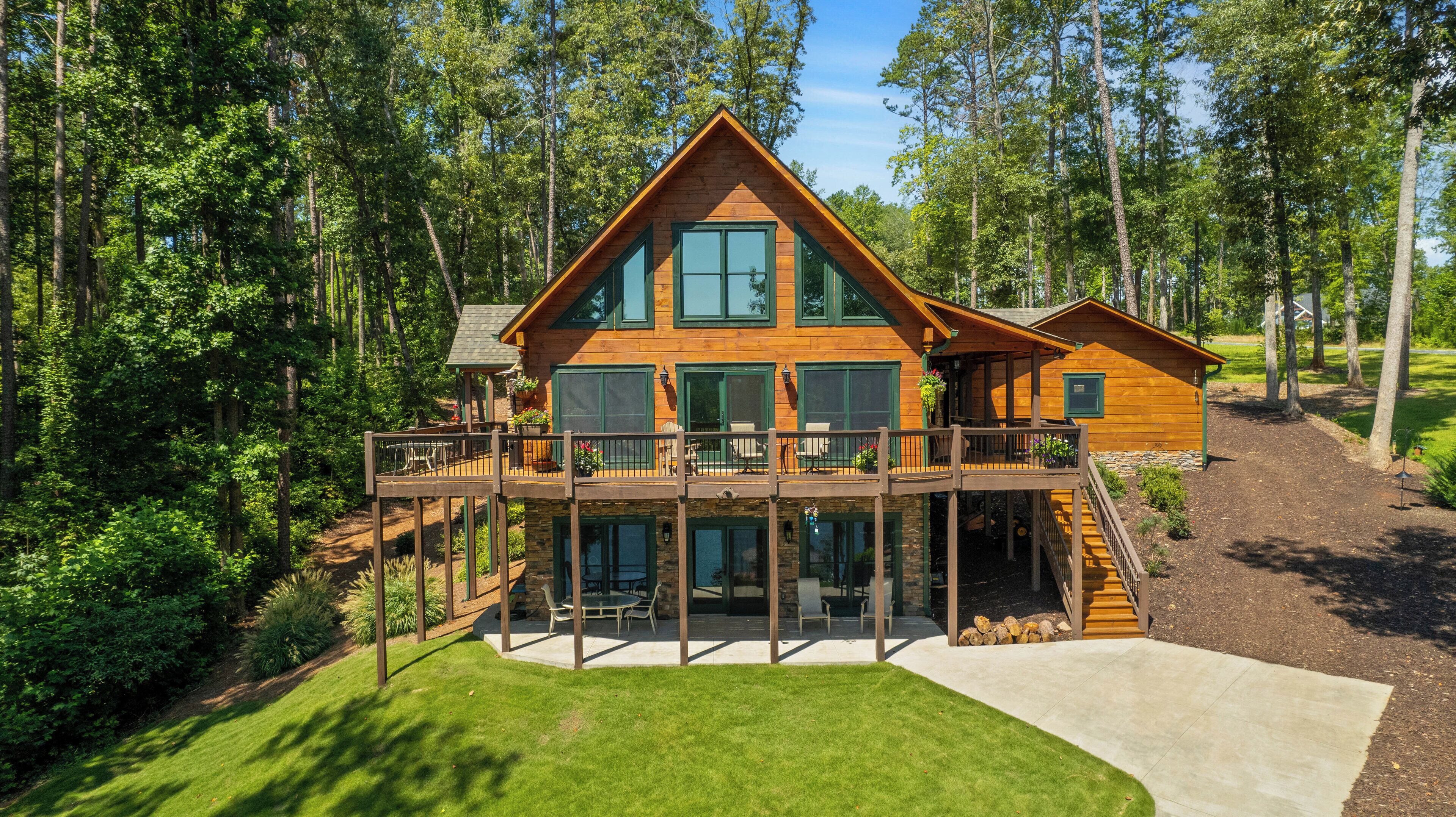 Lake Keowee l Waterfront  Log home with dock  and only 20 min to Clemson 