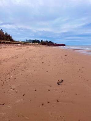 På stranden