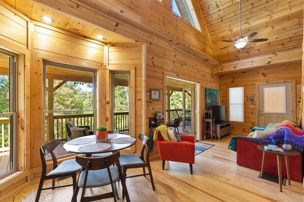 Smart TV - Gorgeous CABIN! Huge Deck, Mountain Views,12 min to Dwtn AVL!!! (Swannanoa)