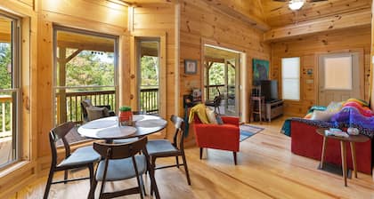 Gorgeous CABIN! Huge Deck, Mountain Views,12 min to Dwtn AVL!!!