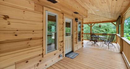 Gorgeous CABIN! Huge Deck, Mountain Views,12 min to Dwtn AVL!!!