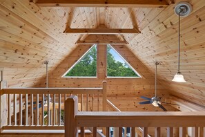 Interior - Gorgeous CABIN! Huge Deck, Mountain Views,12 min to Dwtn AVL!!! (Swannanoa)