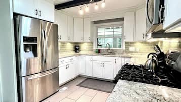 Geladeira, micro-ondas, fogão, cooktop