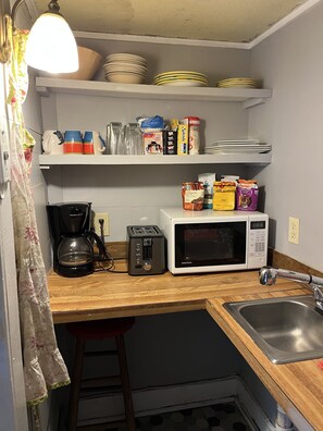 Private kitchen - Jimmy’s place (Wrightsville Beach)