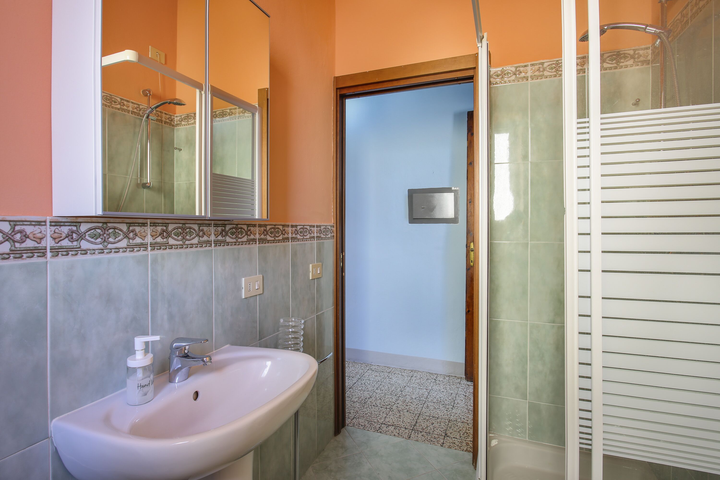 Een douche, een haardroger, een bidet, handdoeken