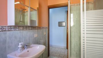 Een douche, een haardroger, een bidet, handdoeken