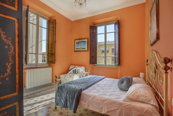 3 chambres, coffre-fort, bureau, fer et planche à repasser