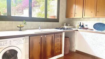 Kühlschrank, Herdplatte, Wasserkocher mit Kaffee-/Teezubehör