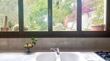 Kühlschrank, Herdplatte, Wasserkocher mit Kaffee-/Teezubehör