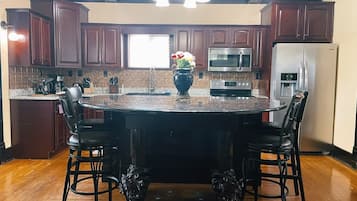 Geladeira, micro-ondas, fogão, cooktop