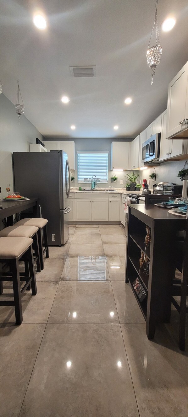 Køleskab, mikrobølgeovn, ovn, kogeplade