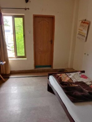 Habitación estándar con 1 cama doble o 2 individuales | Tabla de planchar con plancha y wifi gratis