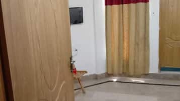 Iron/ironing board, free WiFi