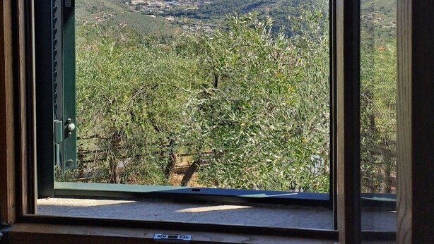 Une pièce dotée d’une grande fenêtre donnant sur un paysage montagneux.