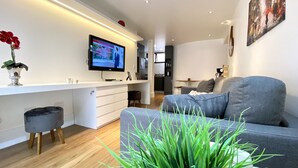 Dobbeltrom – deluxe | Oppholdsområde | En 32-tommers Flatskjerm-TV med kabel-kanaler samt TV