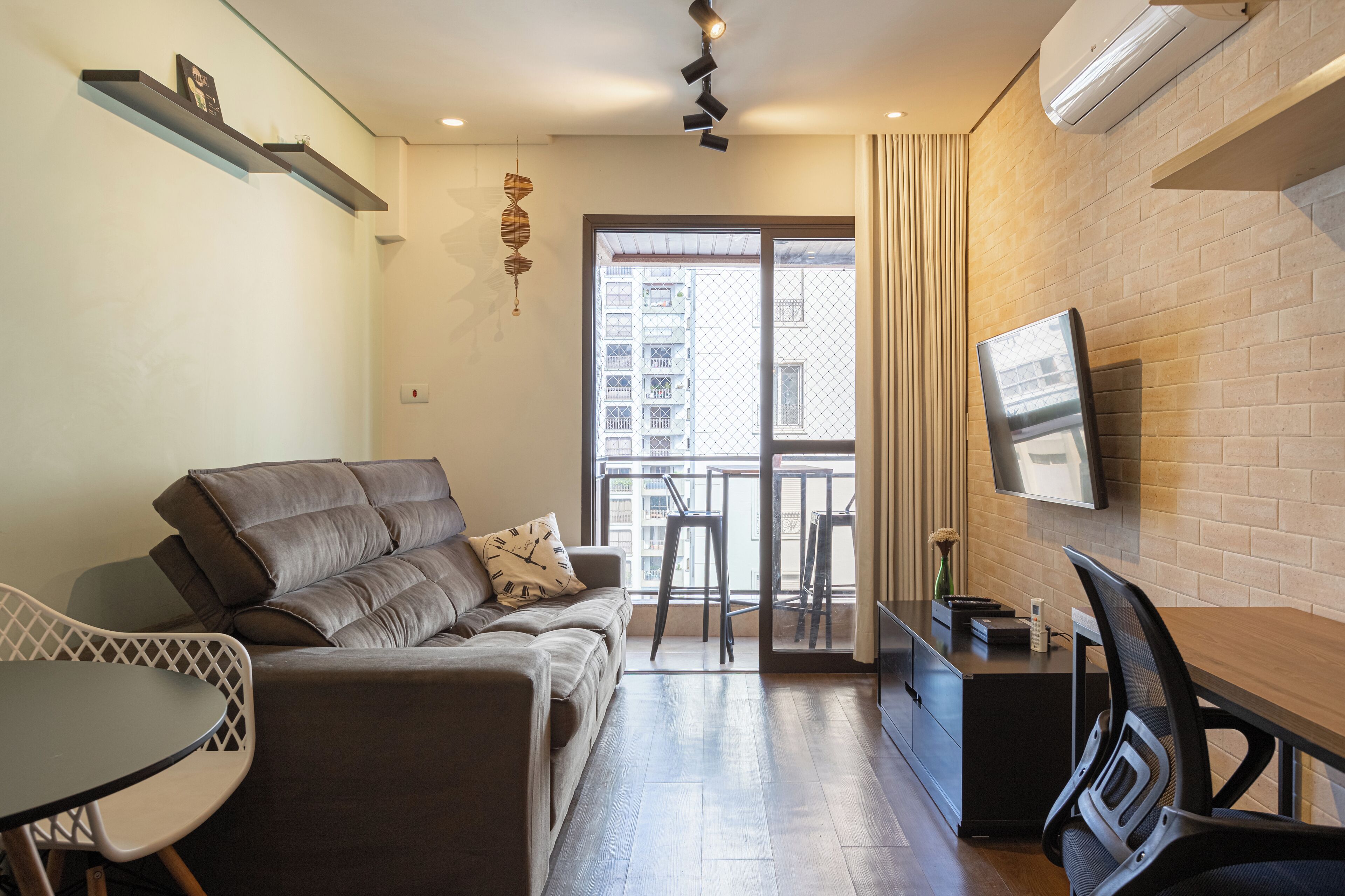 Quarto casal design | Sala de estar | TV de tela plana 32 polegadas com canais a cabo, TV