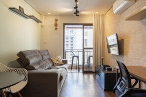 设计双人房 | 客厅 | 32-英寸纯平电视 （配备有线频道）、电视