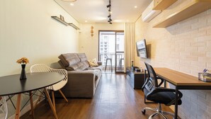 Dobbeltrom – design | Oppholdsrom | En 32-tommers Flatskjerm-TV med kabel-kanaler samt TV