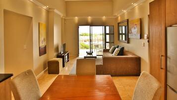 Apartemen Klasik | Area keluarga | Televisi LED 39-inci dengan saluran TV satelit dan TV