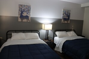 Desk, free WiFi - Timberland Inn & Restaurant (Swan River)