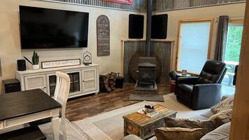 TV connectée, cheminée, jeux vidéo, livres