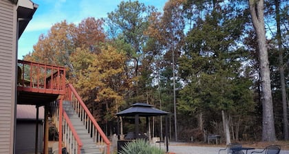 Quiet Loft Apartment 1 Mile from Kentucky Lake. A great fisherman's retreat.
