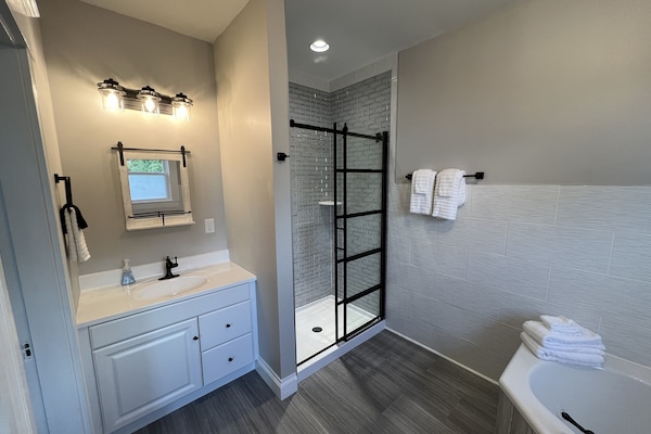 Romantic Room, 1 King Bed, Non Smoking, Jetted Tub | Bathroom | Towels, soap, shampoo, toilet paper