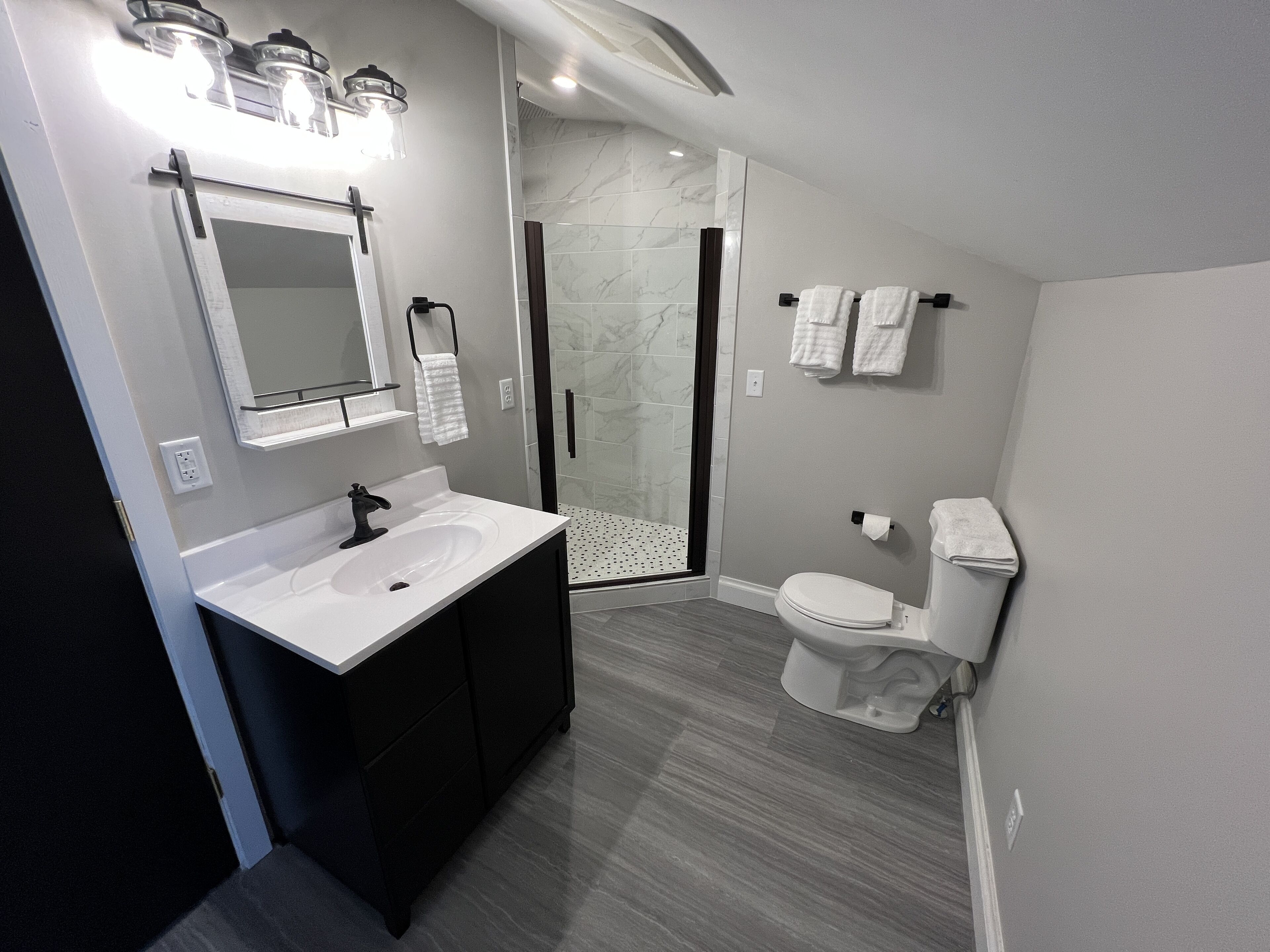 Deluxe Room, 1 King Bed, Non Smoking | Bathroom | Towels, soap, shampoo, toilet paper