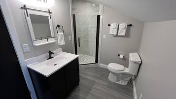 デラックス ルーム キングベッド 1 台 禁煙 | バスルーム | タオル、石鹸、シャンプー、トイレットペーパー