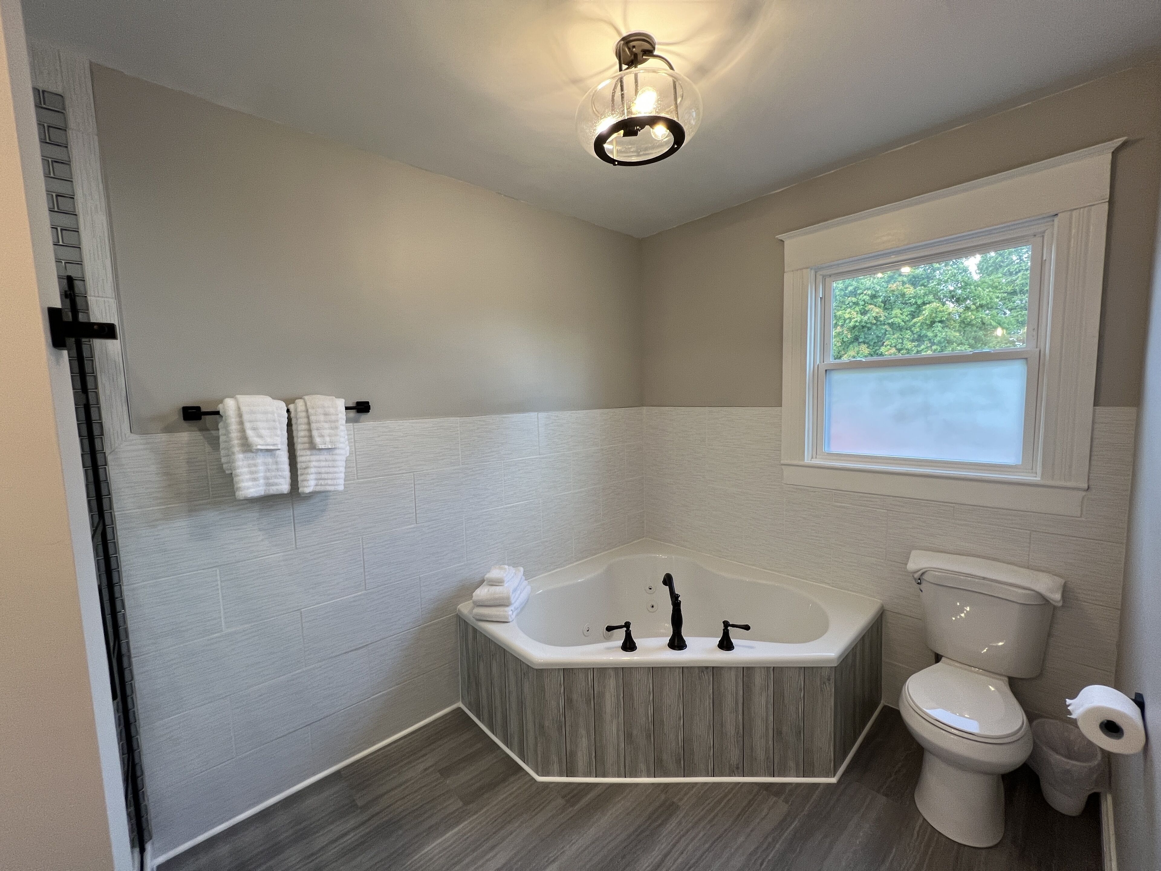 Romantic Room, 1 King Bed, Non Smoking, Jetted Tub | Bathroom | Towels, soap, shampoo, toilet paper