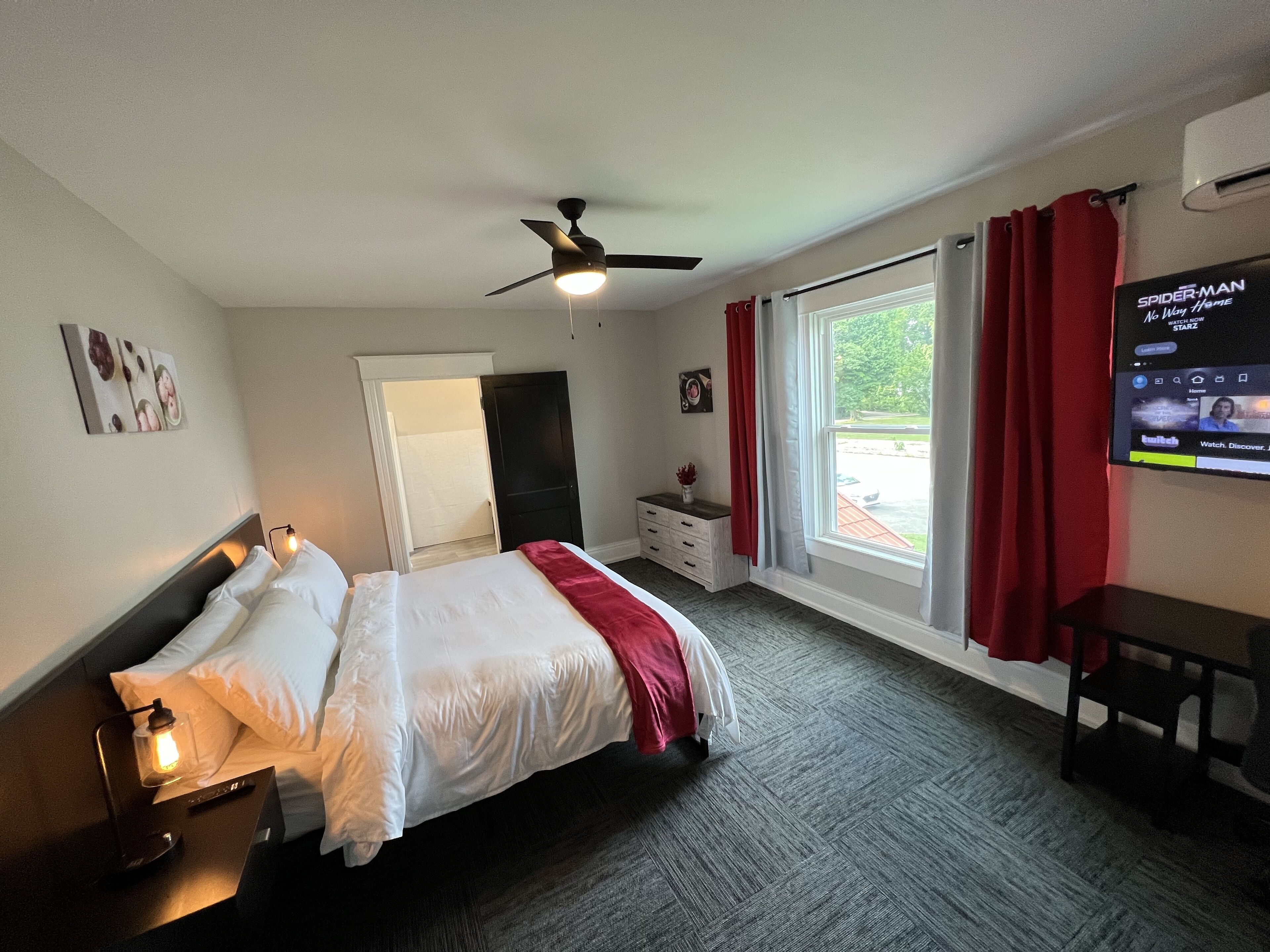 ロマンティック ルーム キングベッド 1 台 禁煙 ジェットバス | 客室ごとに異なる装飾、客室ごとに異なるインテリア、デスク、ノートパソコン用作業スペース