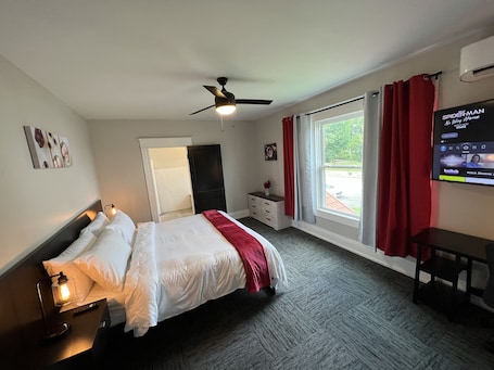 Decoración personalizada, muebles diferentes y escritorio . Homestay on Main by Twin Lakes Creamery