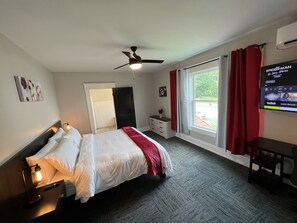 Individually decorated, individually furnished, desk, laptop workspace - Homestay on Main by Twin Lakes Creamery (Leitchfield)