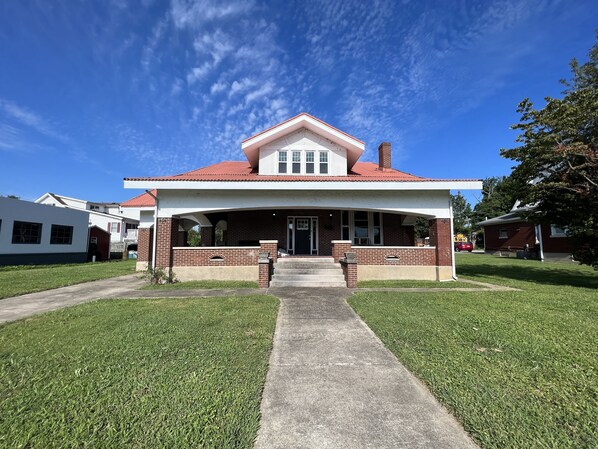 Front of property - Homestay on Main by Twin Lakes Creamery (Leitchfield)