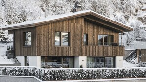 A modern wooden house with large windows and a balcony. - 181 Amie Chalet (Santa Cristina Valgardena)