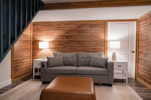 Smart TV, chimenea y oficina