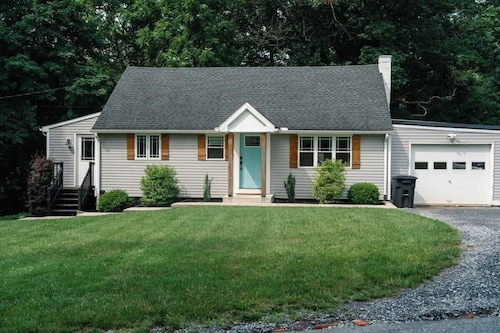 Modern Farmhouse Getaway I 2 BR, Sleeps 6