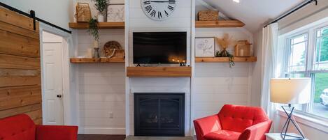 Smart TV, chimenea y oficina