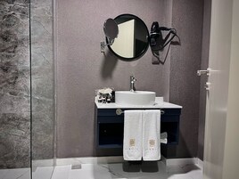 Shower, rainfall showerhead, free toiletries, hair dryer