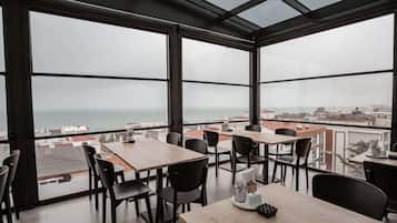 Se sirven desayunos, comidas y cenas con vista a la playa