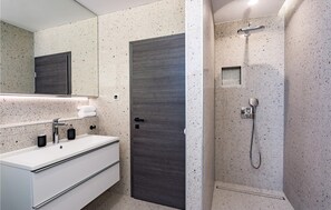 Douche, sĂšche-cheveux