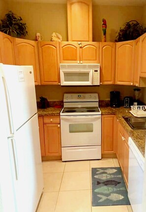 ثلاجة، ميكروويف، فرن، موقد طهي مسطح