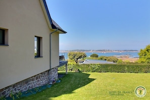 A house with a stone foundation, a balcony, and a view of the sea. - Ti Bili - Ploubazlanec (PLOUBAZLANEC)