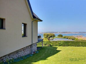 A house with a stone foundation, a balcony, and a view of the sea. - Ti Bili - Ploubazlanec (PLOUBAZLANEC)