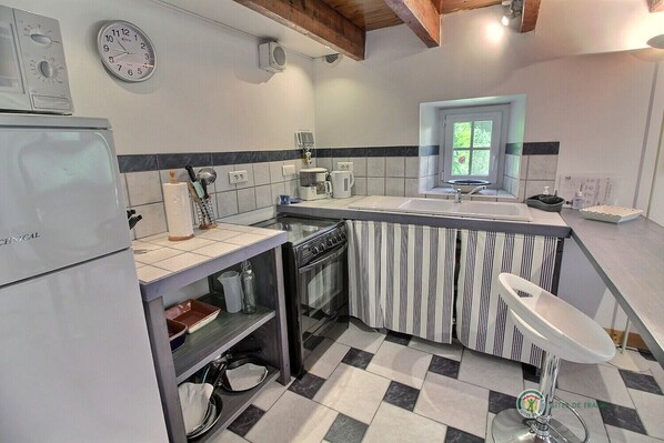 Kühlschrank, Mikrowelle, Ofen, Herdplatte